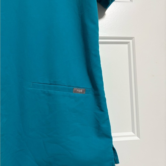 FIGS Women's Casma Three-Pocket Scrub Top (S) - Picture 5 of 6